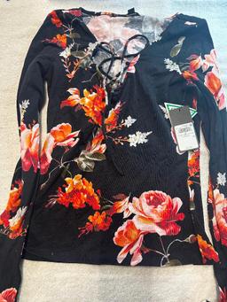 GUESS Womens Salvadore Garden Print - Retail $49- Size Small