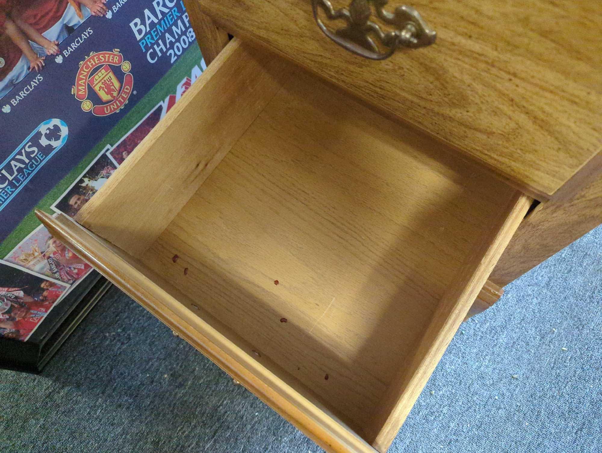 Vintage Basset desk with 4 drawers. Comes as is Shannon. Photos. Appears to be used. All items
