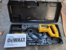 (GAR) DEWALT DW303M VS RECIPROCATING SAW WITH HARDCASE.