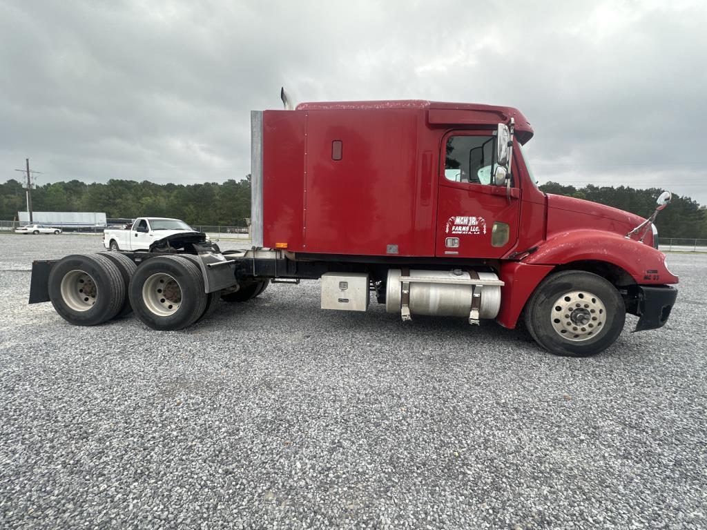 2004 Freightliner Columbia Sleeper Truck Tractor