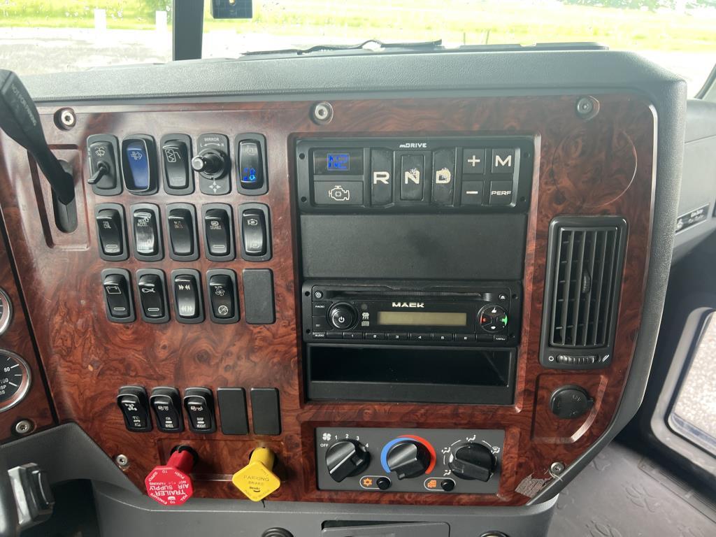 2014 Mack CXU613 Sleeper Cab Truck Tractor