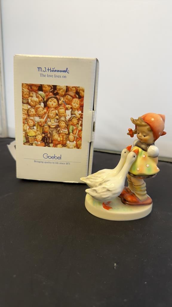 M.I. HUMMEL FIGURINE "GOOSE GIRL"