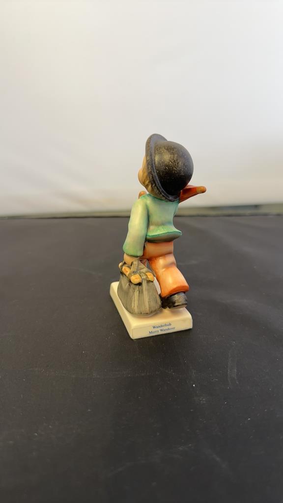 M.I. HUMMEL FIGURINE "MERRY WANDERER" SIGNED