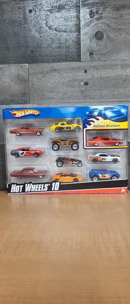 2009 HOT WHEELS 10 PACK W/ EXCLUSIVE DECORATION