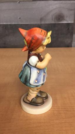 M.I. HUMMEL FIGURINE "DAISIES DON'T TELL"