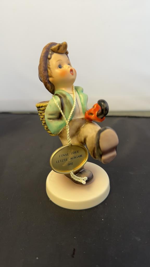 M.I. HUMMEL FIGURINE "GLOBE-TROTTER" SIGNED