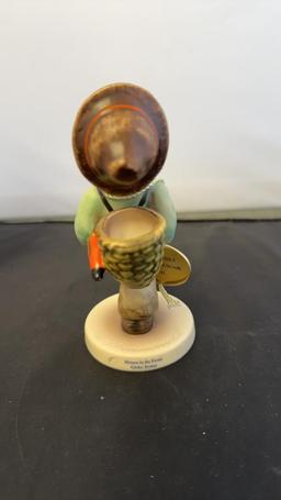 M.I. HUMMEL FIGURINE "GLOBE-TROTTER" SIGNED