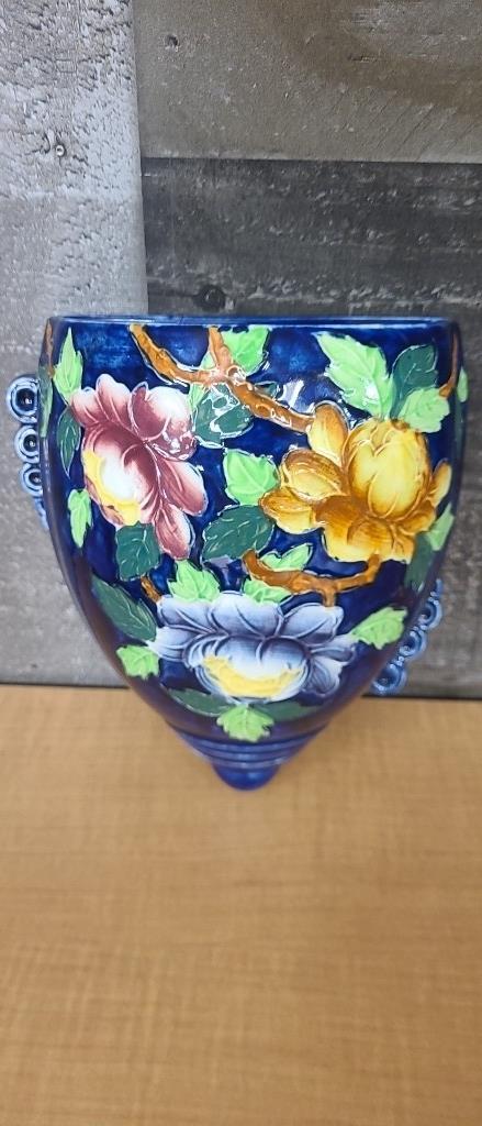 MALING ENGLAND PEONY URN WALL POCKET