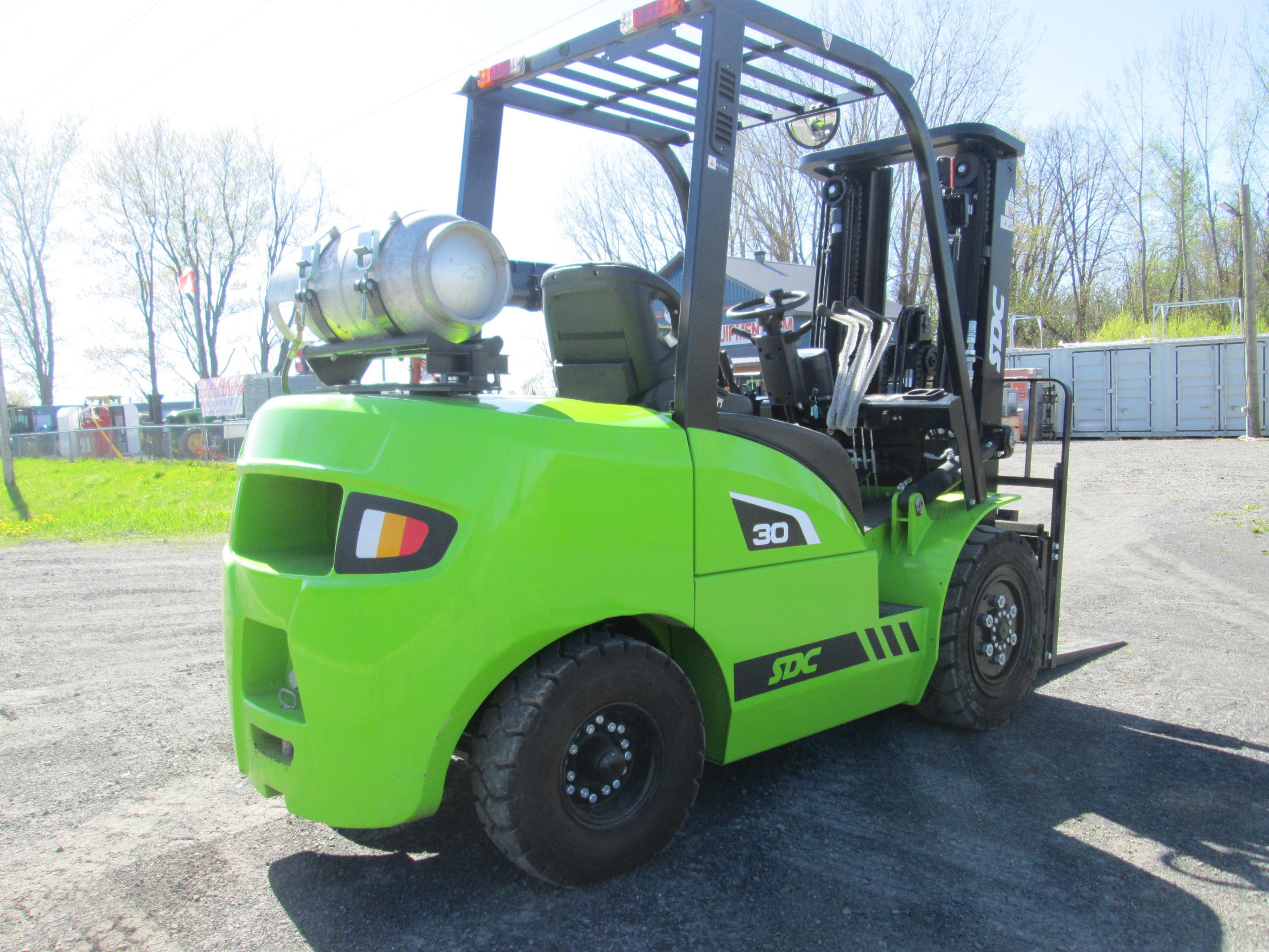 FORKLIFT NEW VIFT FG30L 6,500lbs forklift SN 04737S equipped with NISSAN 4 cyl gasoline / LPG