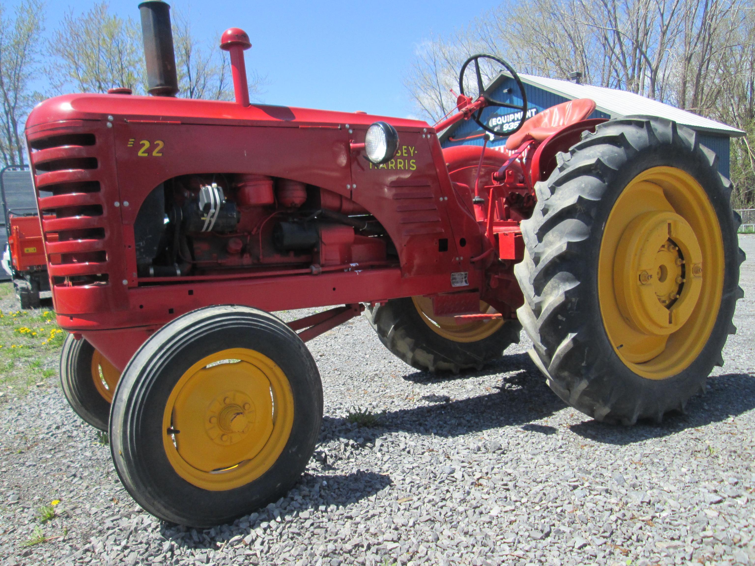 AGRICULTURAL TRACTOR ANTIQUE Massey Harris 22 agricultural tractor SN 5947 equipped with engine,