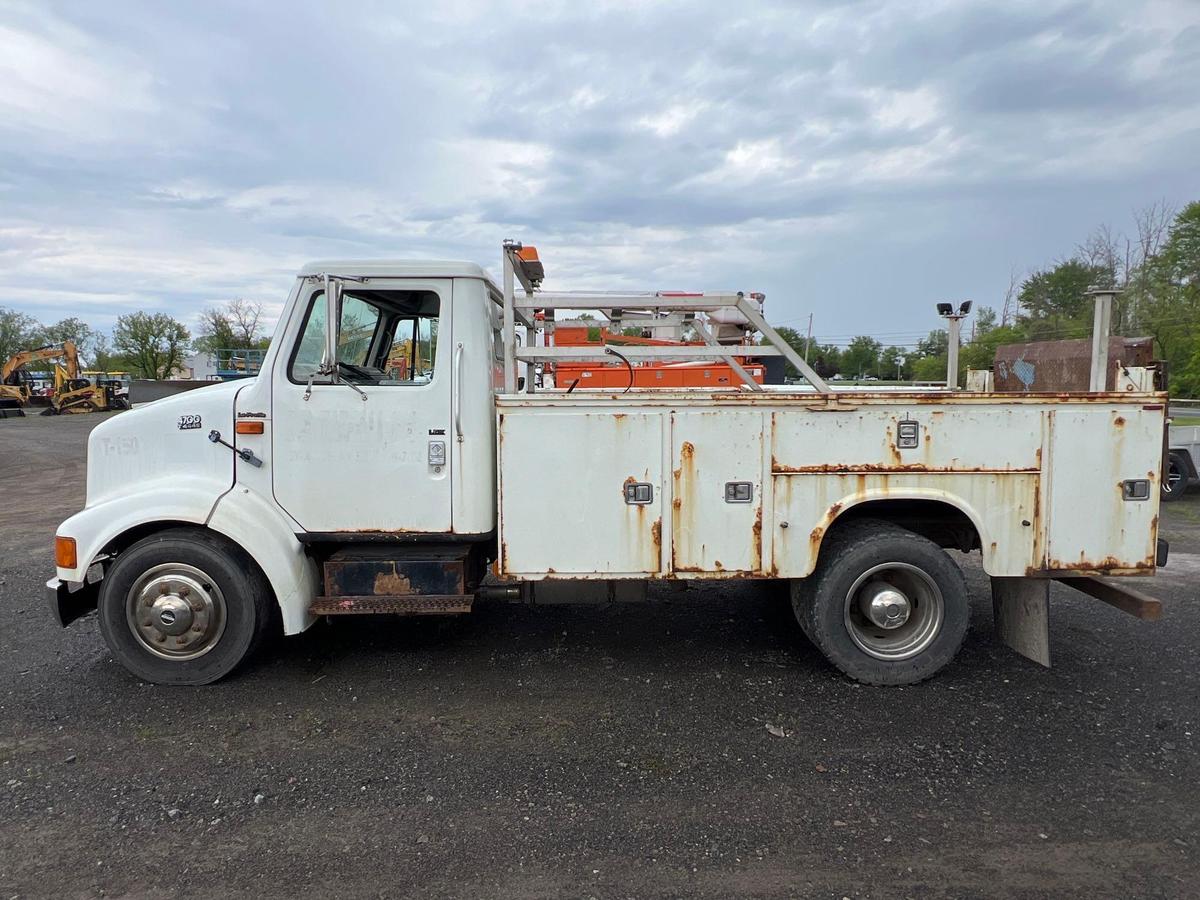 1999 INTERNATIONAL 4700 UTILITY TRUCK VN:1HTSMABM3XH674645 powered by T444E diesel engine, equipped