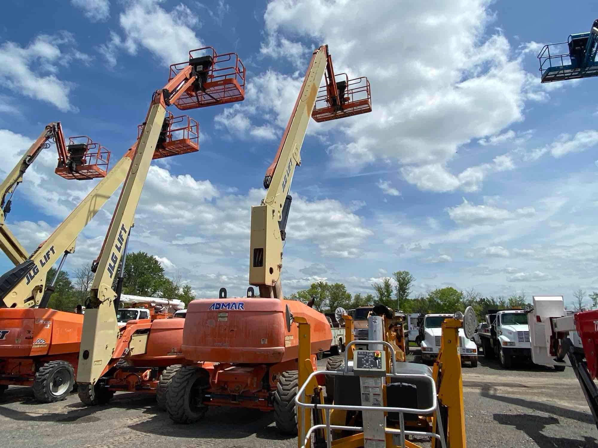 JLG 860SJ BOOM LIFT sn-5882 4x4, powered by diesel engine, equipped with 86ft. Platform height,