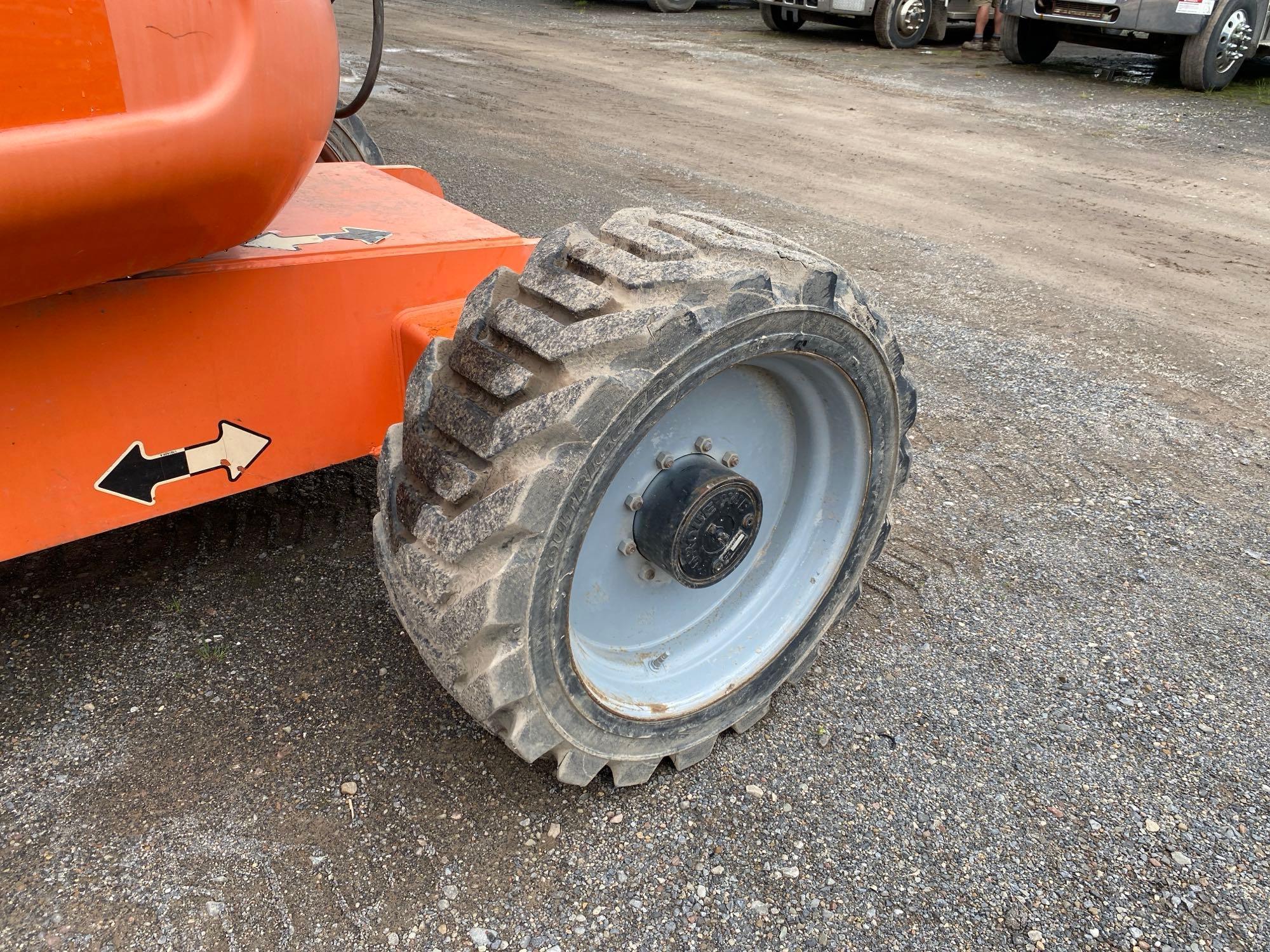 JLG 600AJ BOOM LIFT SN:76841 4x4, powered by diesel engine, equipped with 60ft. Platform height,