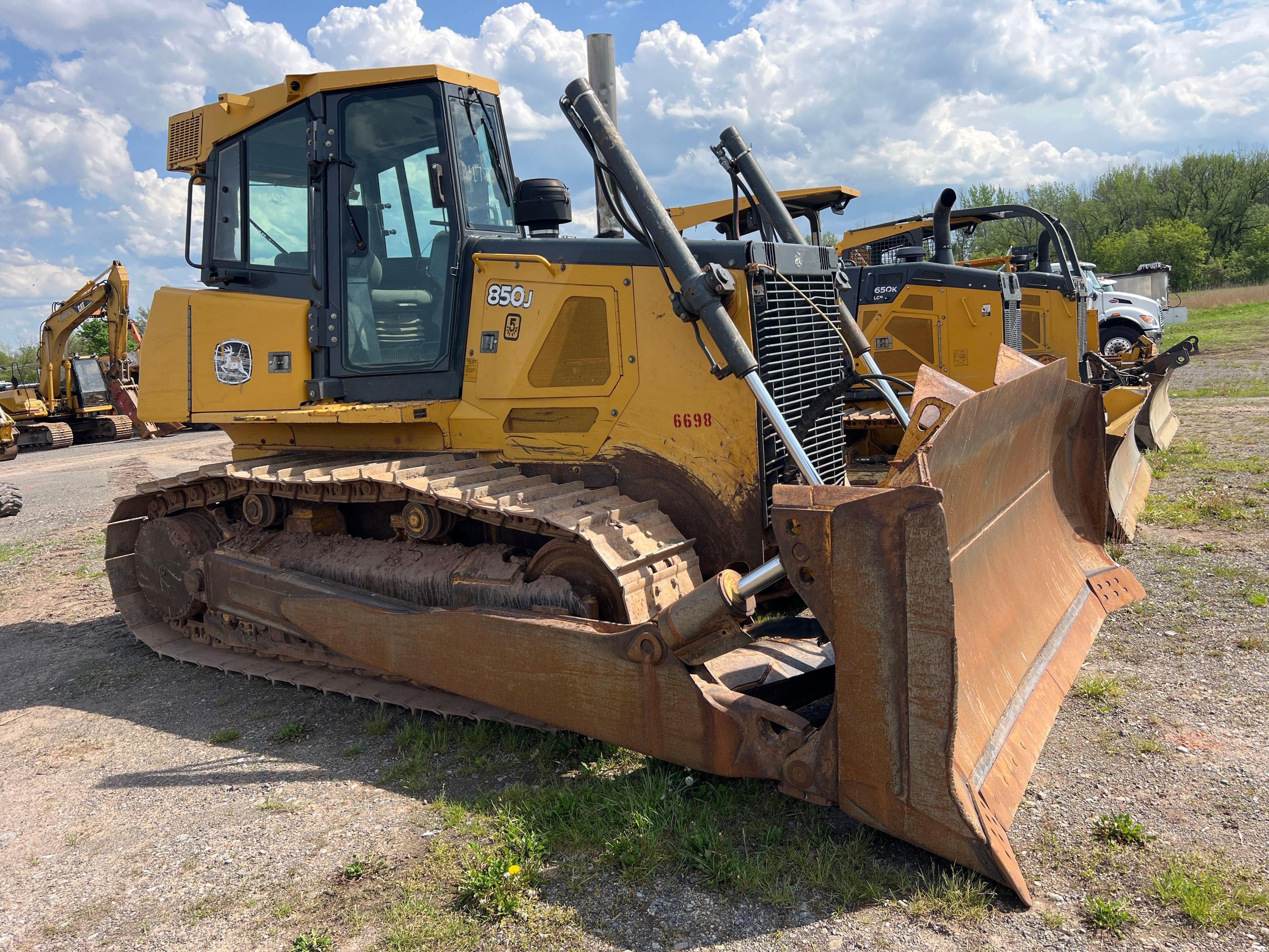 2011 JOHN DEERE 850J CRAWLER TRACTOR SN:1T0850JXVA0194162 powered by John Deere diesel engine,