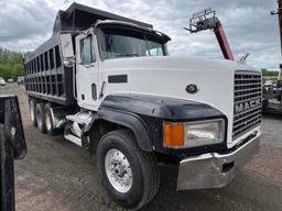 2002 MACK CL713 DUMP TRUCK VN:1M2AD62Y32M012049 powered by Mack diesel engine, equipped with power