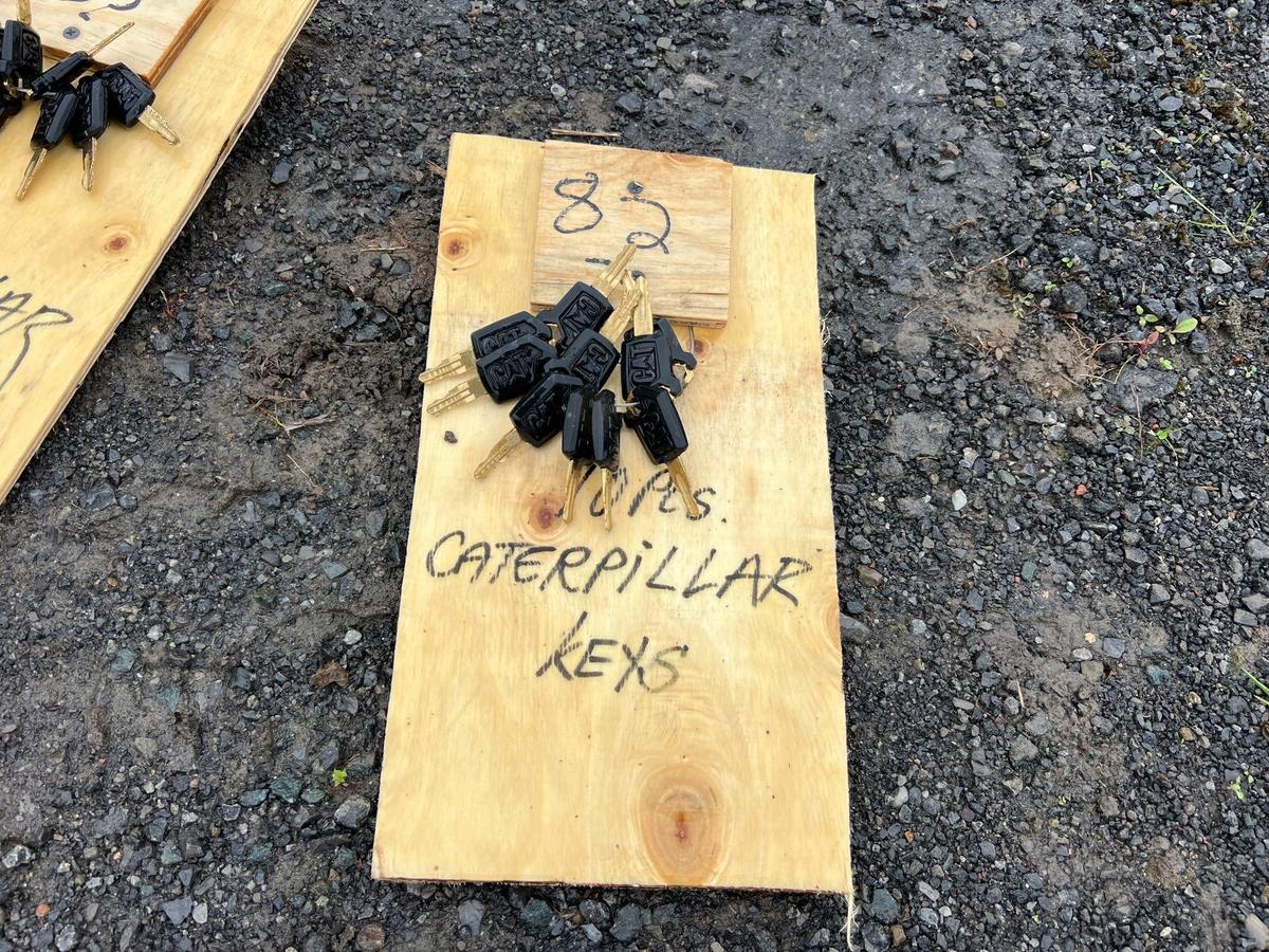 NEW (10) CATERPILLAR KEYS NEW SUPPORT EQUIPMENT