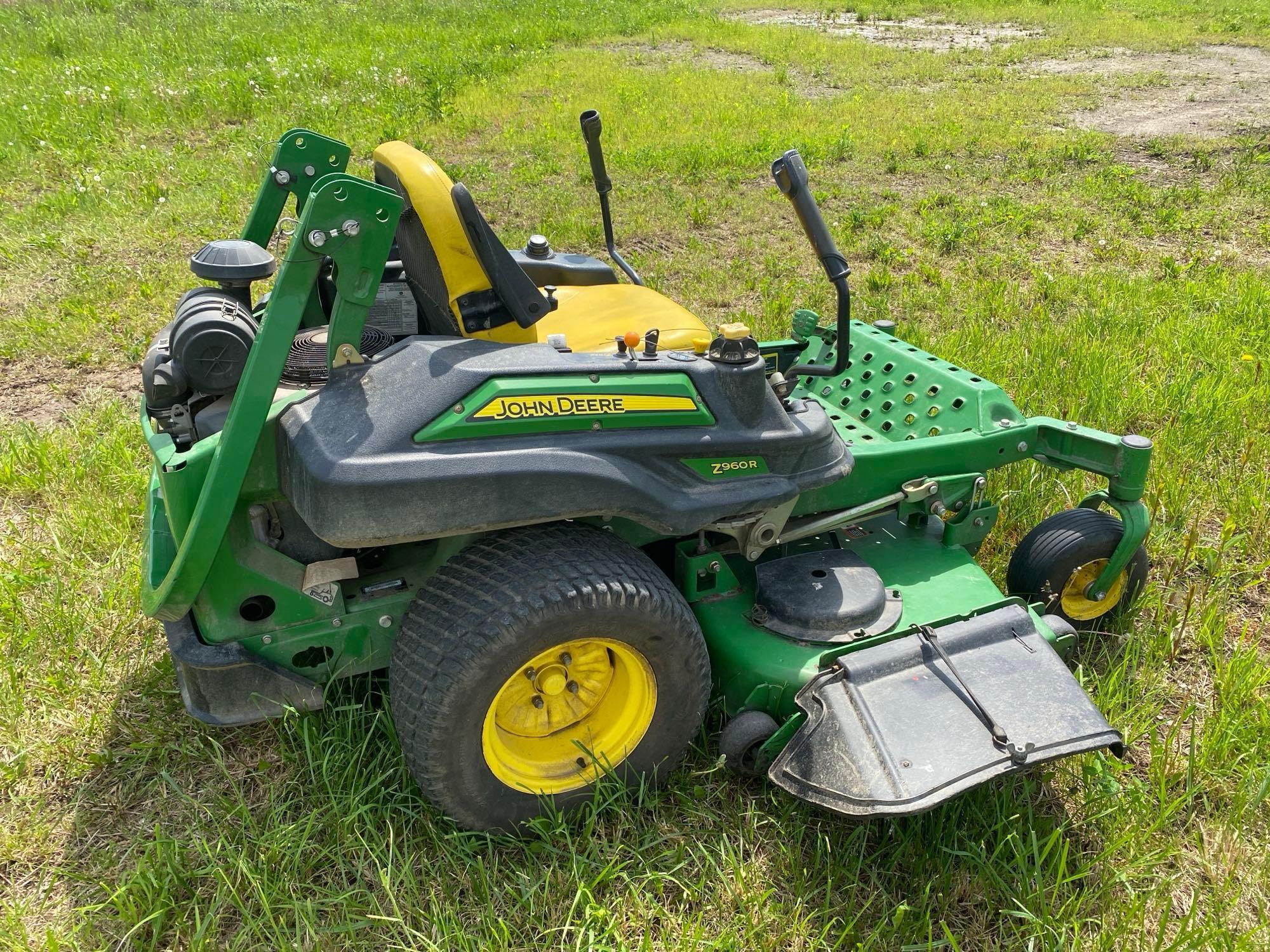 JOHN DEERE Z960R COMMERCIAL MOWER SN-010061 powered by gas engine, equipped with 60in. cutting deck,