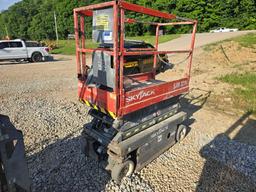 2016 SKYJACK SJ3219 SCISSOR LIFT SN:22101061 electric powered, equipped with 19ft. Platform height,