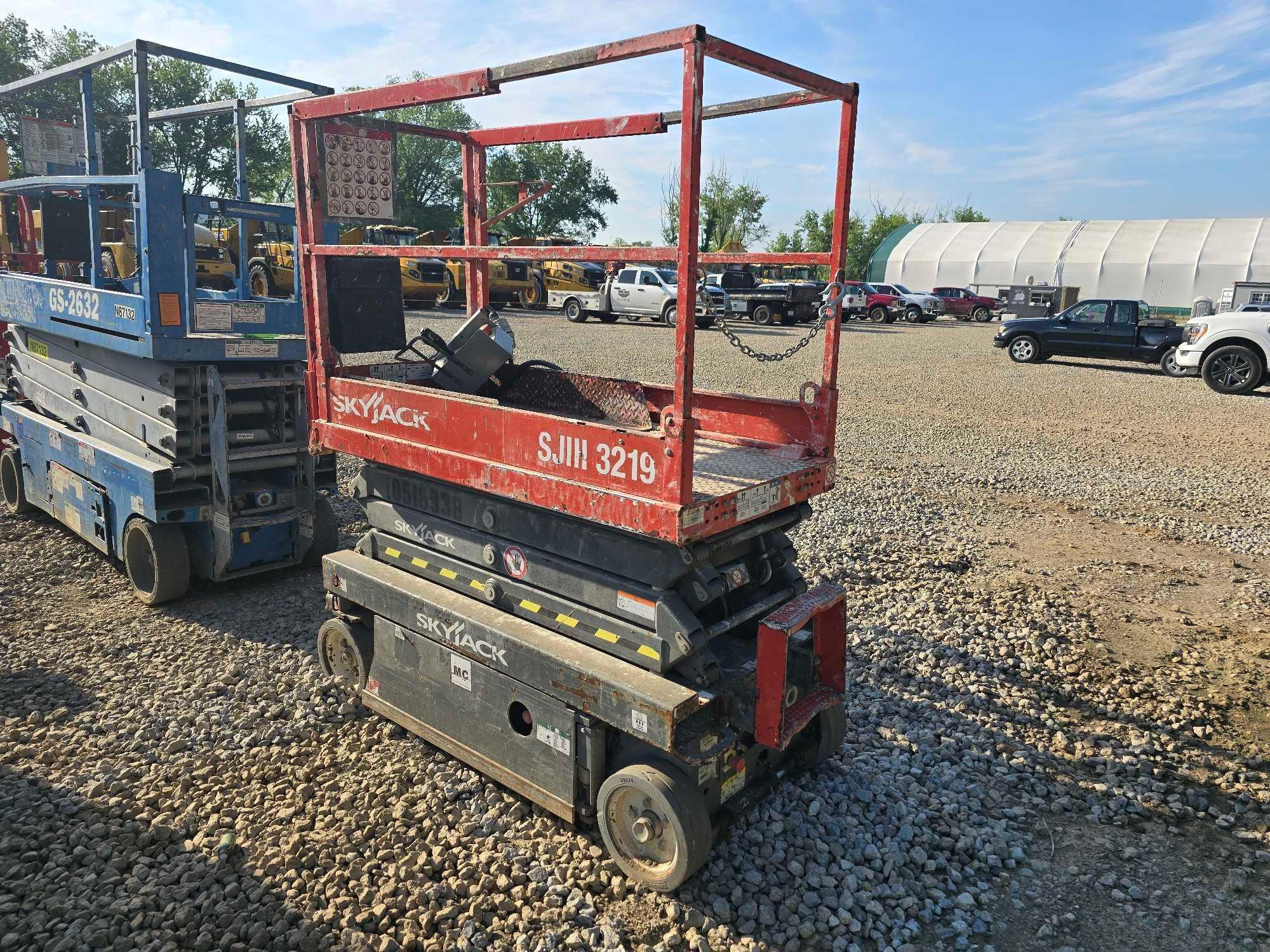 2016 SKYJACK SJ3219 SCISSOR LIFT SN:22101061 electric powered, equipped with 19ft. Platform height,