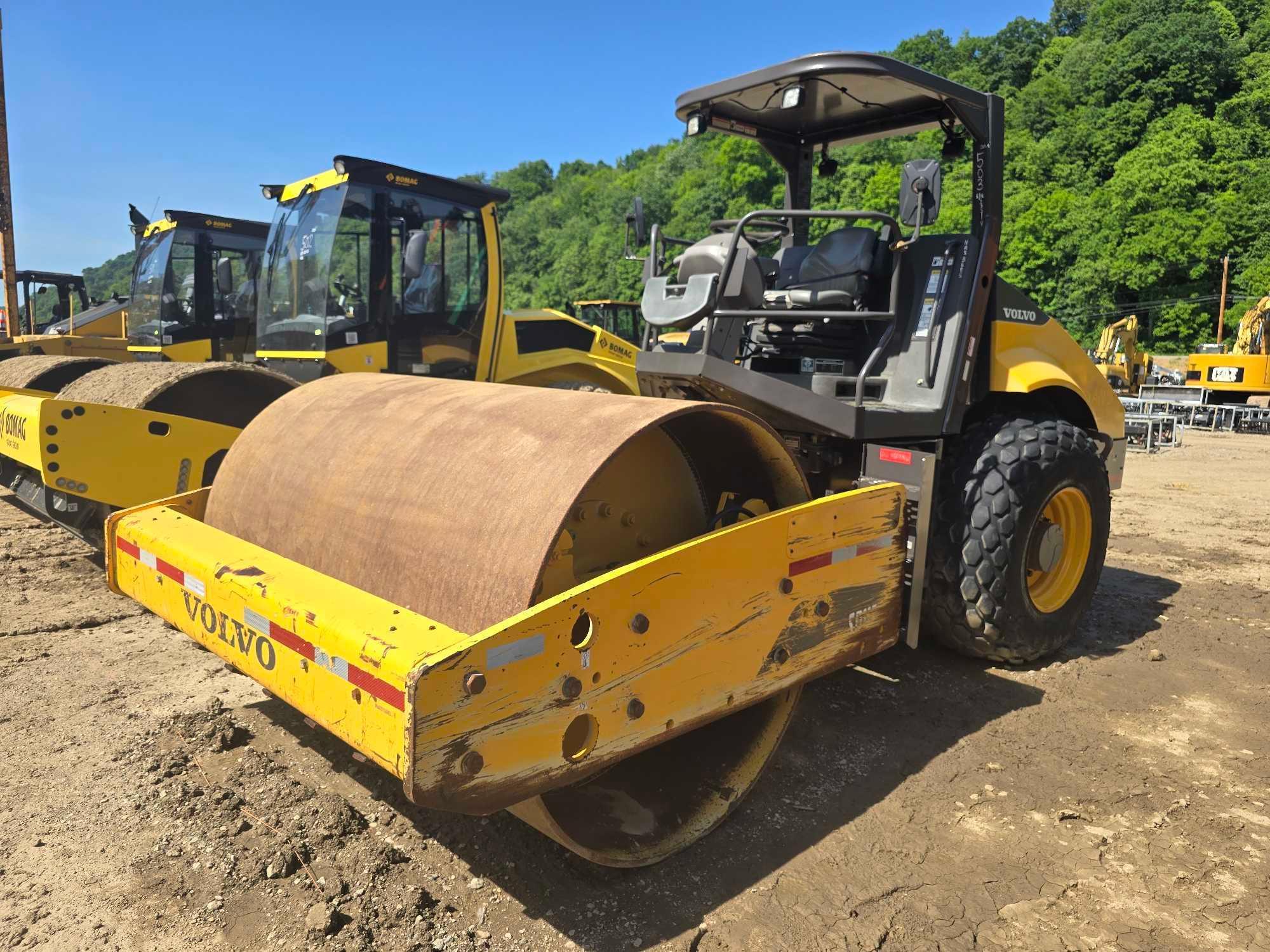 2014 VOLVO SD115 VIBRATORY ROLLER SN:235114 powered by Cummins diesel engine, equipped with OROPS,