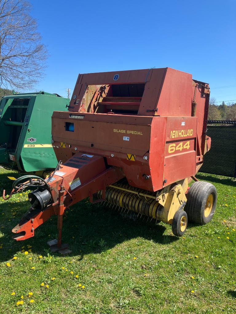 13 New Holland 644 Silage Special Round Baler