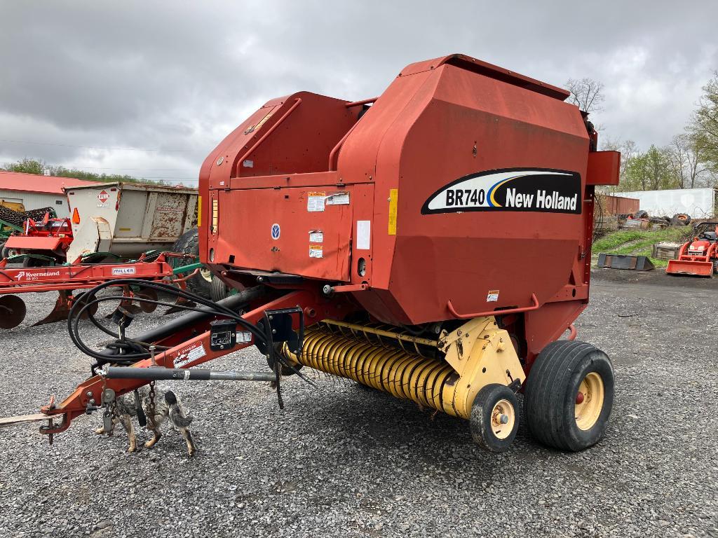 332 New Holland BR740 Round Baler