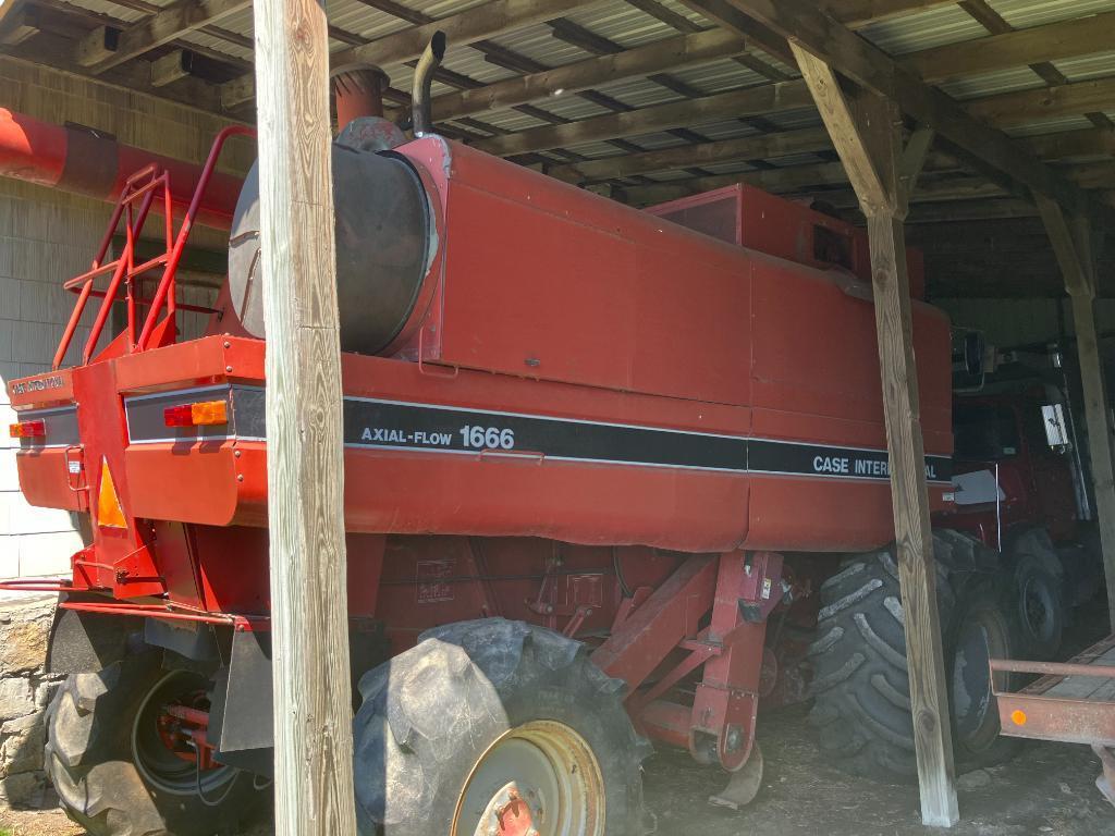 6 CaseIH 1666 Combine