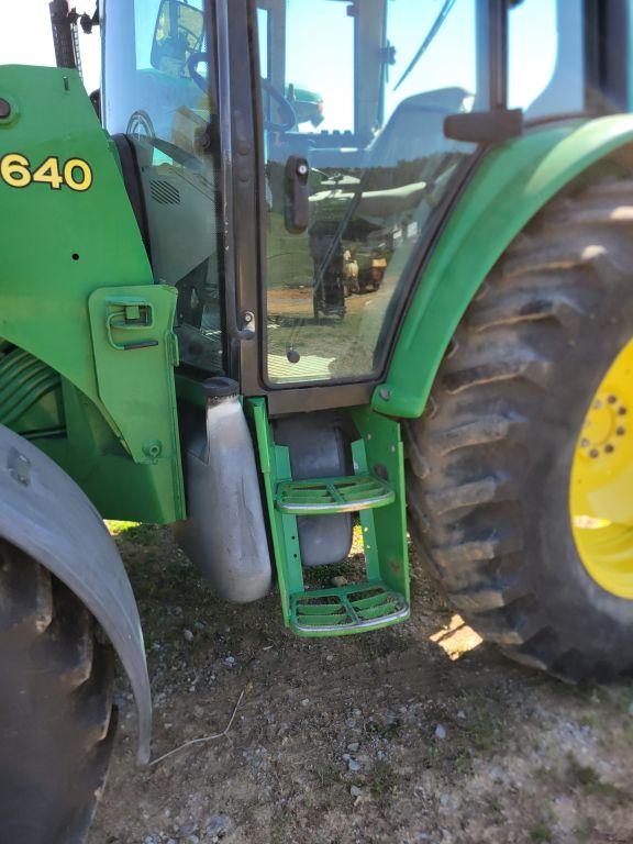 2003 JOHN DEERE 6420 CAB TRACTOR, 4WD, W/ JOHN DEERE 640 LOADER, HOURS SHOW