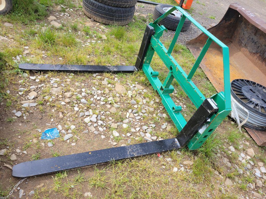 JOHN DEERE 48" PIN STYLE PALLET FORKS