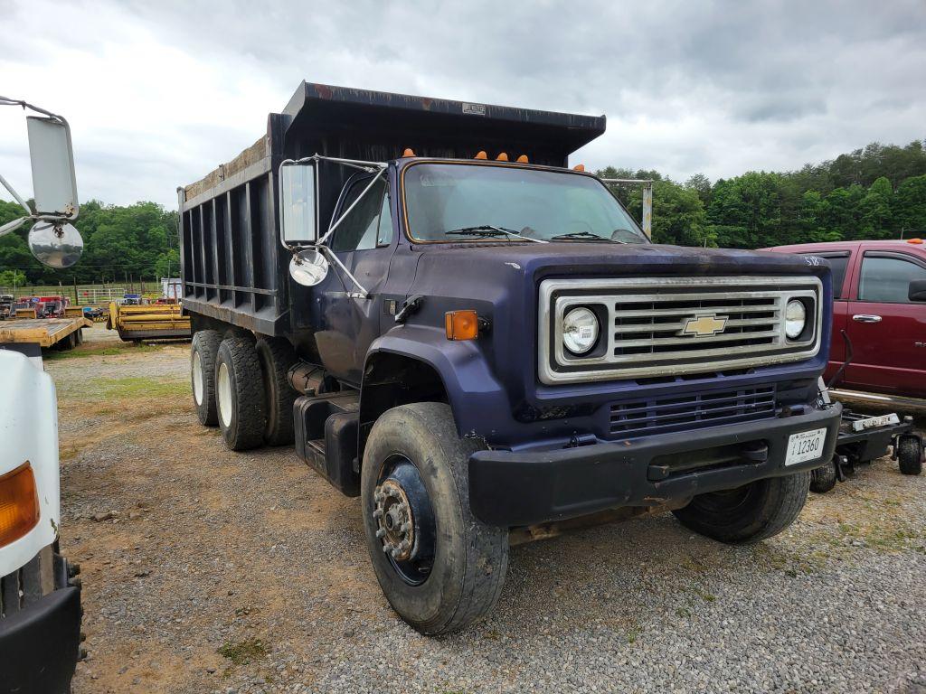 1986 CHEVY C76 DUMP TRUCK, VIN: 7GBS7D4FSGV117429, V8, GAS, 13 SPEED, 64,00