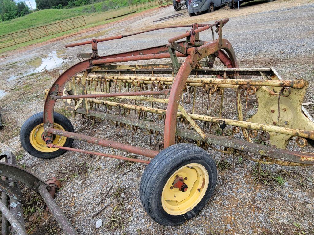 NEW HOLLAND 256 RAKE AND A NEW HOLLAND 256 ROLLABAR RAKE WITH NO WHEELS