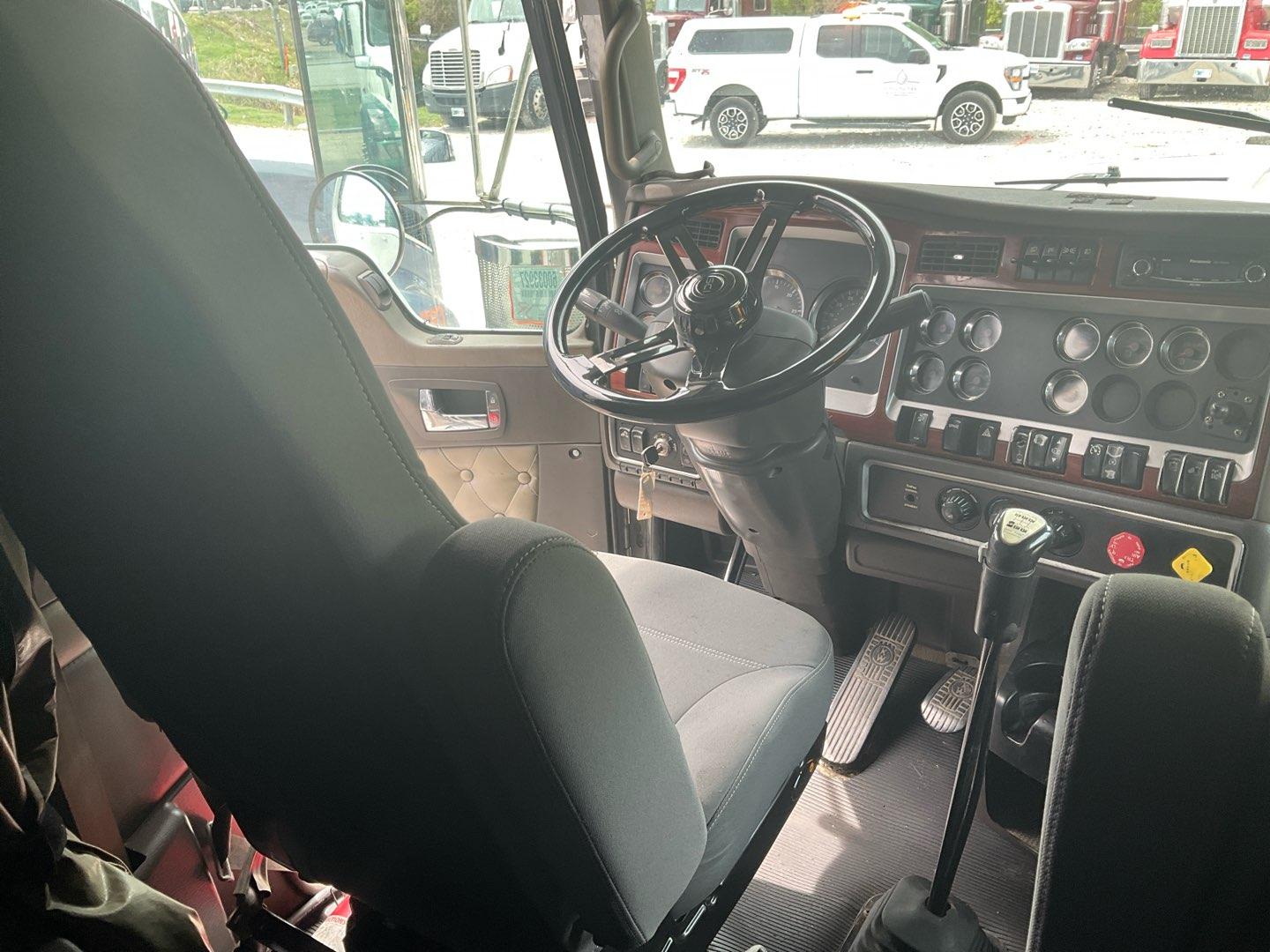 2007 KENWORTH W900-SERIES Serial Number: 1XKWDB9X97J175494