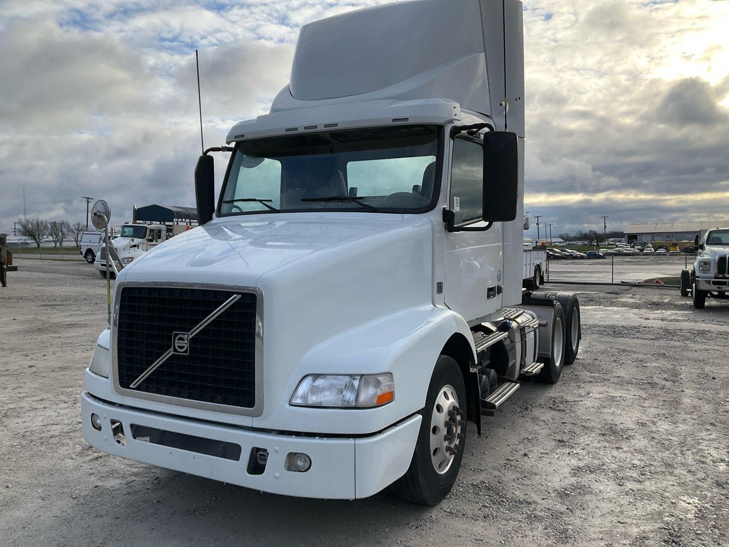 2013 VOLVO VNM64T200 Serial Number: 4V4MC9DG8DN144915