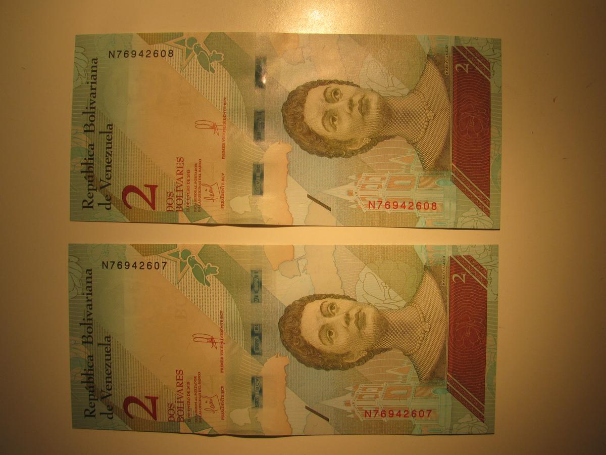 Foreign Currency: 2xVenezuela consecutive Serial #  2Bolivares (UNC)