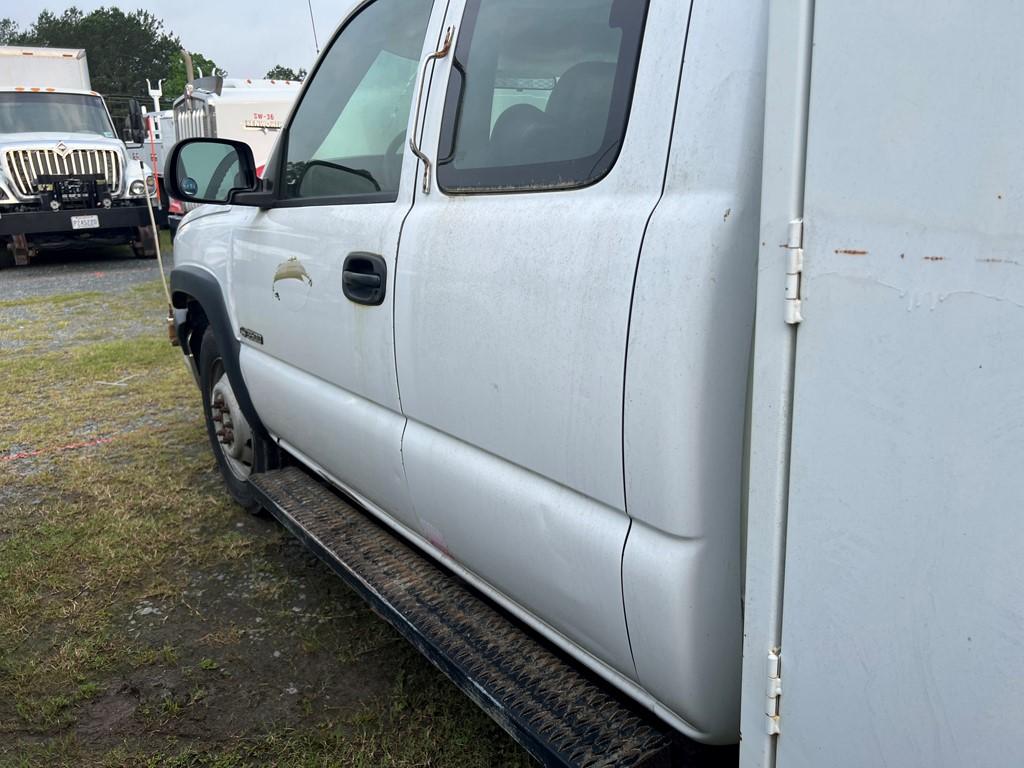 2006 CHEVROLET 3500 HIRAIL SERVICE TRUCK, 327,399+ mi,  V8 GAS, AUTO, EXTEN