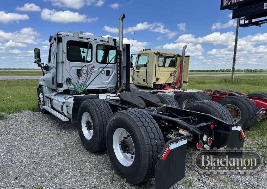 2016 FREIGHTLINER CASCADIA TRUCK TRACTOR, 674,414+ mi,  DAY CAB, DETROIT DD