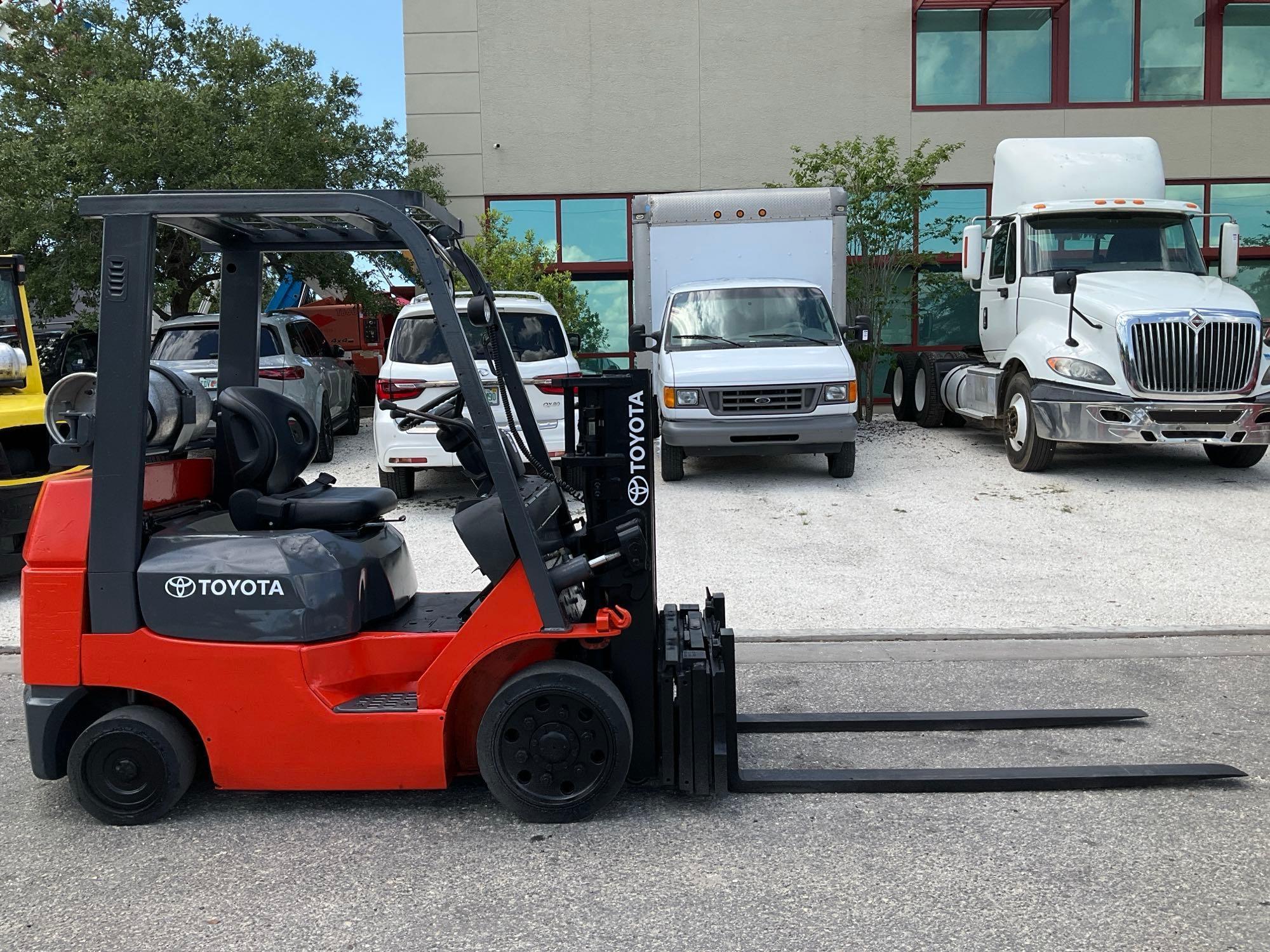 TOYOTA FORKLIFT MODEL 7FGCU25, LP POWERED, APPROX MAX CAPACITY 4700, MAX HEIGHT 80in, TILT, SIDE