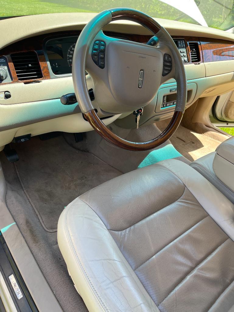 Online Auction of 2000 Lincoln Town Car