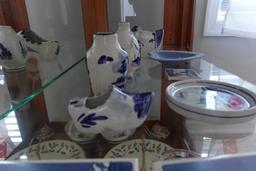 LOT OF SMALL DELFT COLLECTIBLES AND WEDGEWOOD