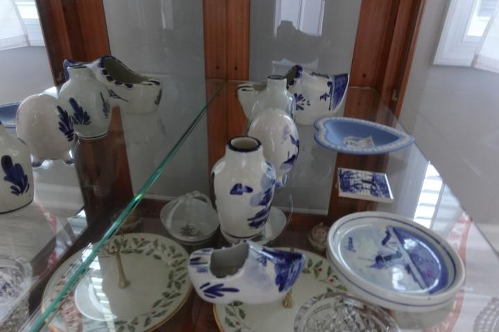 LOT OF SMALL DELFT COLLECTIBLES AND WEDGEWOOD