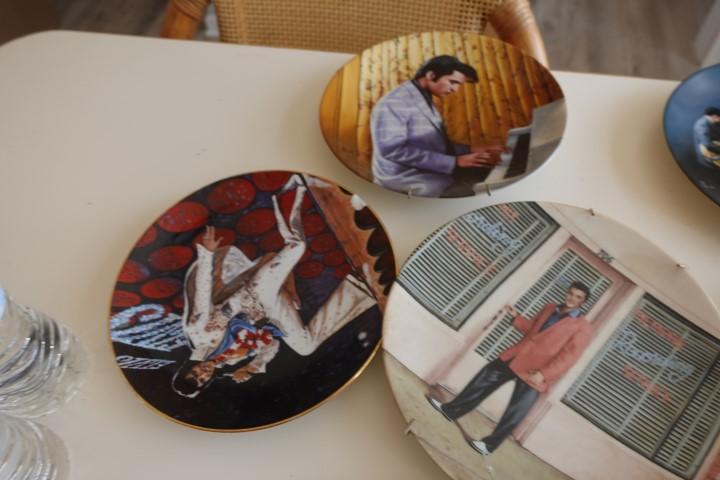 APPROX 17 ELVIS PLATES