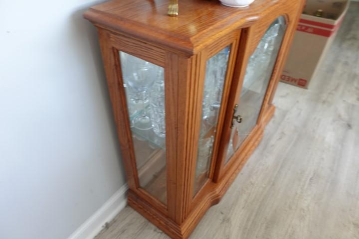 OAK DISPLAY CABINET WITH BEVELED GLASS AND GLASS SHELF 35 X 11 X 29