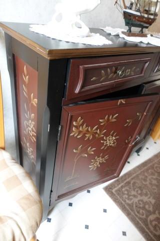 HAND PAINTED CONSOLE CHEST WITH 2 DRAWERS AND 2 DOORS WITH CONTENTS 41 X 11