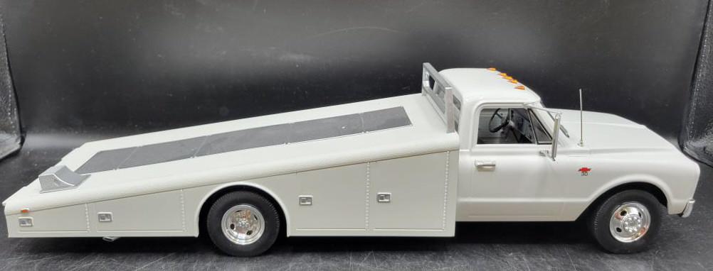 Diecast 1967 Chevrolet C30 w/Box 1:18 Scale by