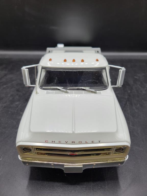 Diecast 1967 Chevrolet C30 w/Box 1:18 Scale by
