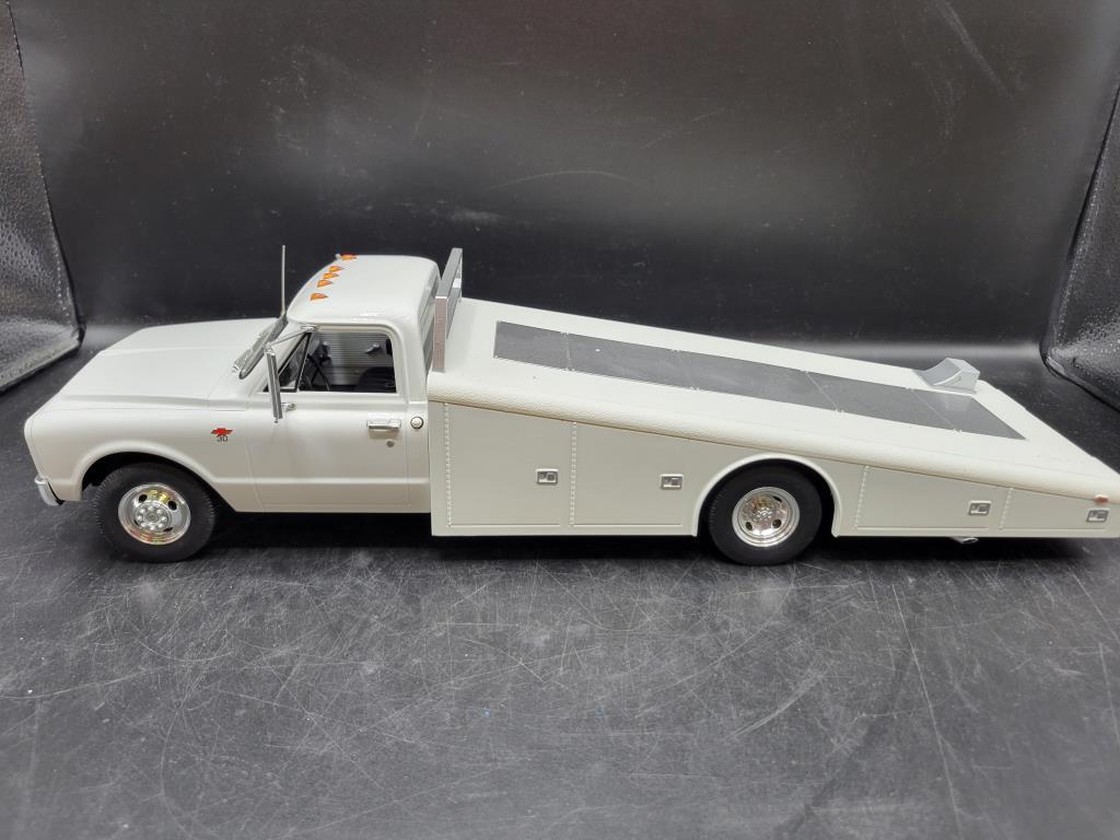 Diecast 1967 Chevrolet C30 w/Box 1:18 Scale by