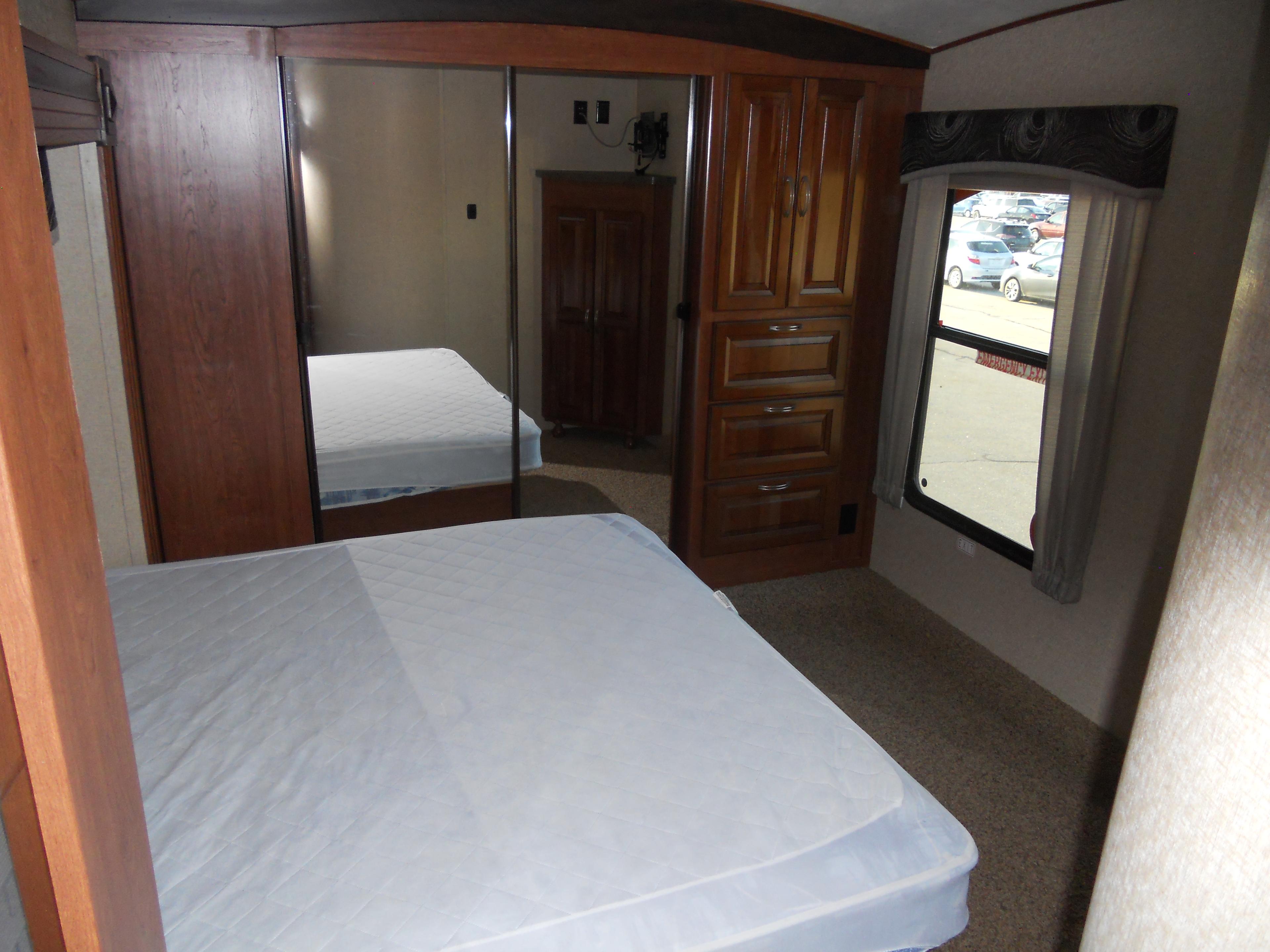 2013 Forest River Wildcat 5th Wheel Camper