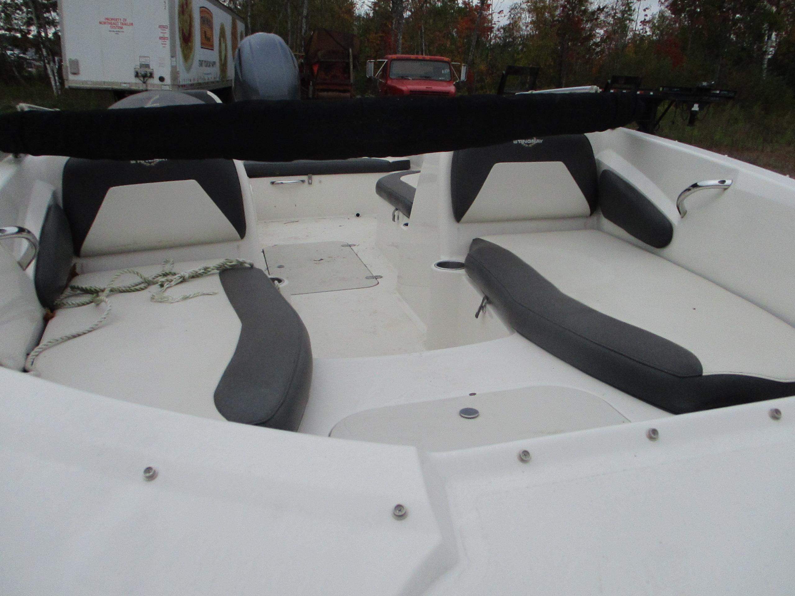 2016 Stingray 1825C 18' Deck Boat
