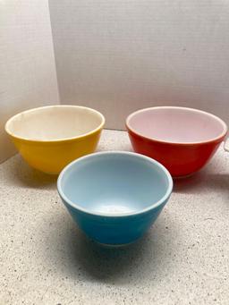 5 Pyrex bowls