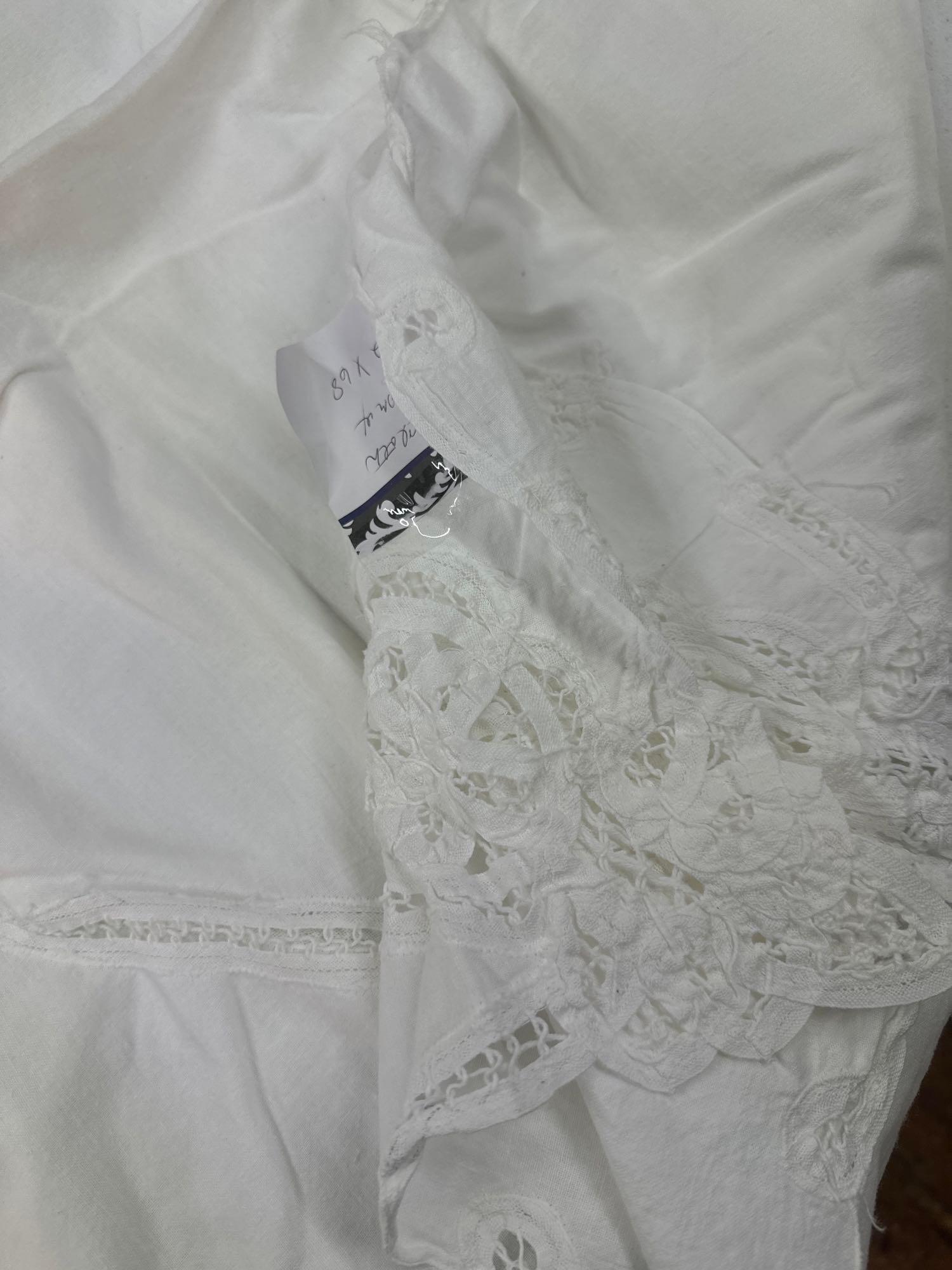 Vintage White With Lace Design Tablecloth and 12 Napkins